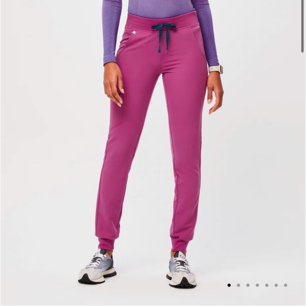 Figs Jogger Scrub Set in Bright Fuchsia